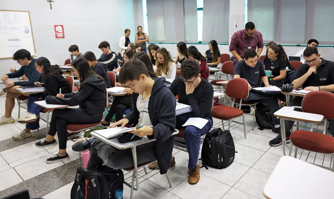 Enem: Governo de SP oferece transporte metropolitano gratuito para estudantes neste domingo (10)