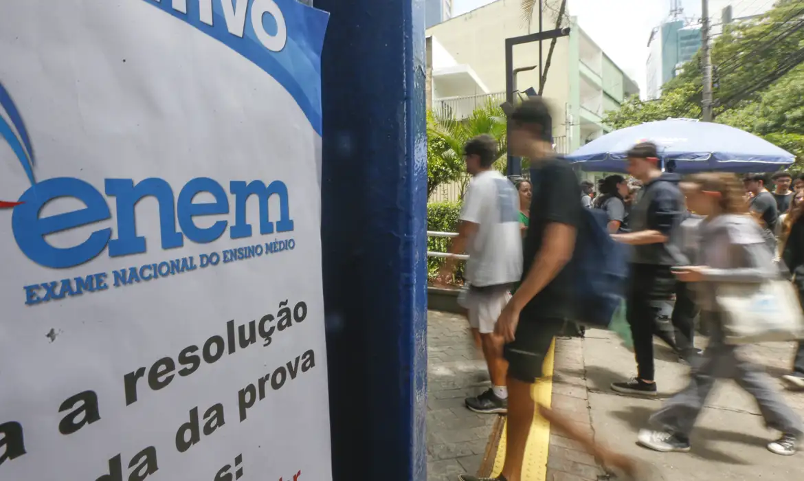 Paulo Pinto/Agência Brasil São Paulo (SP), 10/11/2024 - Estudantes no segundo dia de provas do ENEM na UNIP Vergueiro em São Paulo. Foto: Paulo Pinto/Agência Brasil